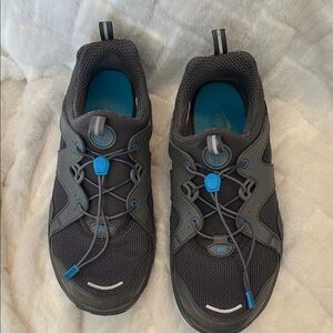 Nike Air Huaraches Women’s Blue and Gray Athletic Shoes with Blue Accents size10